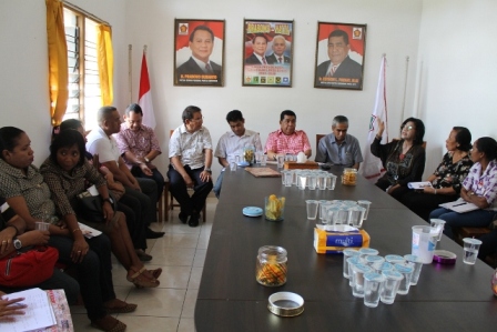 Ibu-ibu dari Forum Seknas Jokowi saat bertemu dengan para pimpinan koalisi merah putih di Kantor DPD Gerindra NTT di Kupang