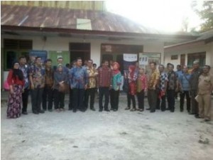 Pose bersama tim Sanitasi Kabupaten Bandung dan masyarakat Desa Oben
