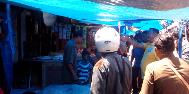 Komisi II DPRD Kota Kupang saat tinjau langsung lokasi los di Pasar Oeba