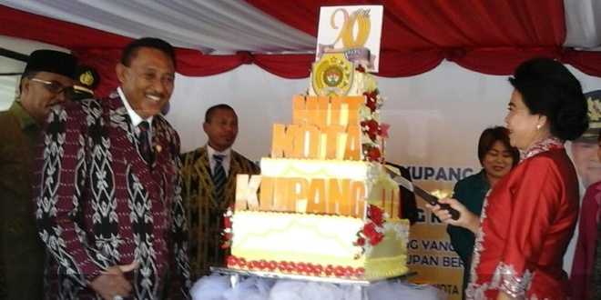 Walikota Kupang hendak memotong kue ulang tahun Kota Kupang ke 20