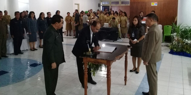 Walikota Kupang Jefri Riwu Kore Saat Menandatangani Surat Serah Terima Jabatan