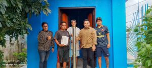 Muhammad Ikhsan Darwis saat menyerahkan bantuan dinamo air sumur bor sebesar 2 dim