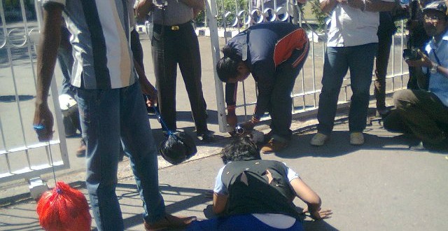 TKW Korban Penyekapan di Medan Cium Kaki Polisi di NTT