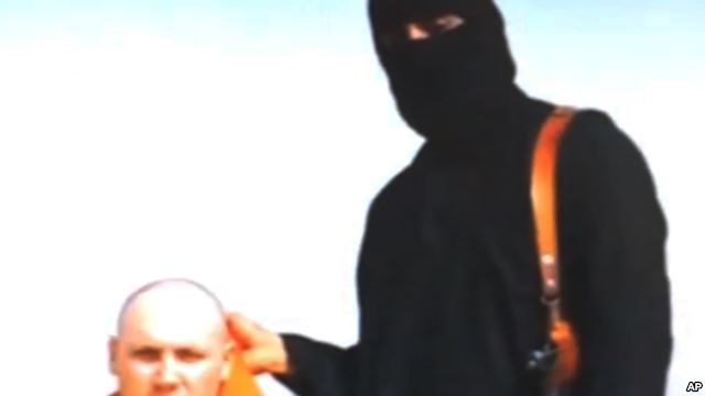 Seorang militan ISIS bersama sandera jurnalis Steven Sotloff (foto: dok). ISIS mengeluarkan video baru pemenggalan 21 sandera Mesir Minggu (15/2).