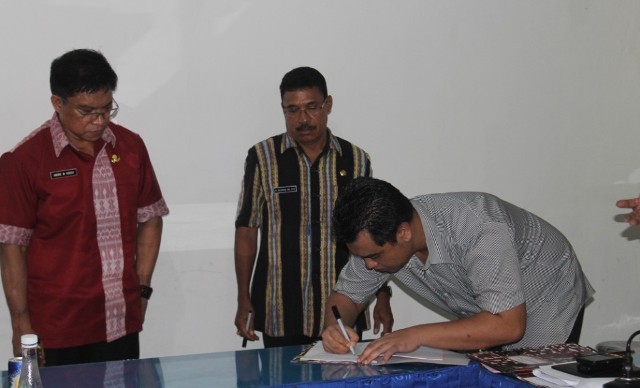Kepala Dinas Pekerjaan Umum Provinsi Nusa Tenggara Timur, Andre Koreh saat penandatanganan kontrak kerja dengan rekanan (foto/andi)