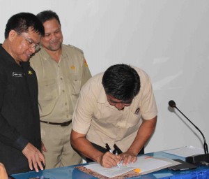 Penanda tanganan kontrak kerja antara penyedia jasa dengan Dinas PU Provinsi NTT
