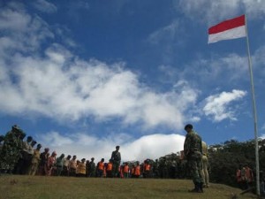 Tim Ekspedisi NKRI 2015 saat melaksanakan upacara bendera memperingati hari Kebangkitan nasional 20 Mei 2015 di puncak Gunung Mutis, Kabupaten Timor Tengah Selatan, NTT (foto/Tim Ekspedisi NKRI)