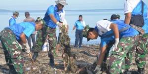 Dibawah Koordinator Danlantamal 7 Kupang, Anggota TNI Ikut Terlibat Dalam Aksi Bersih-Bersih Sampah di Pantai