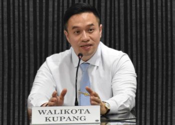 Walikota Kupang Beri Apresiasi Kepada Yafet Horo Yang Gunakan Dana Pribadi Untuk Perbaikan Jalan Rusak